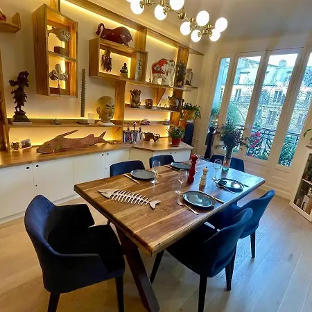 Typical Parisian Art Gallery Style * Paris
