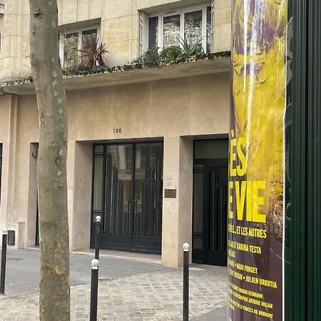 Typical Parisian Art Gallery Style * Paryż