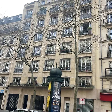 Typical Parisian Art Gallery Style * Paryż